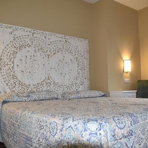 Budget King Room